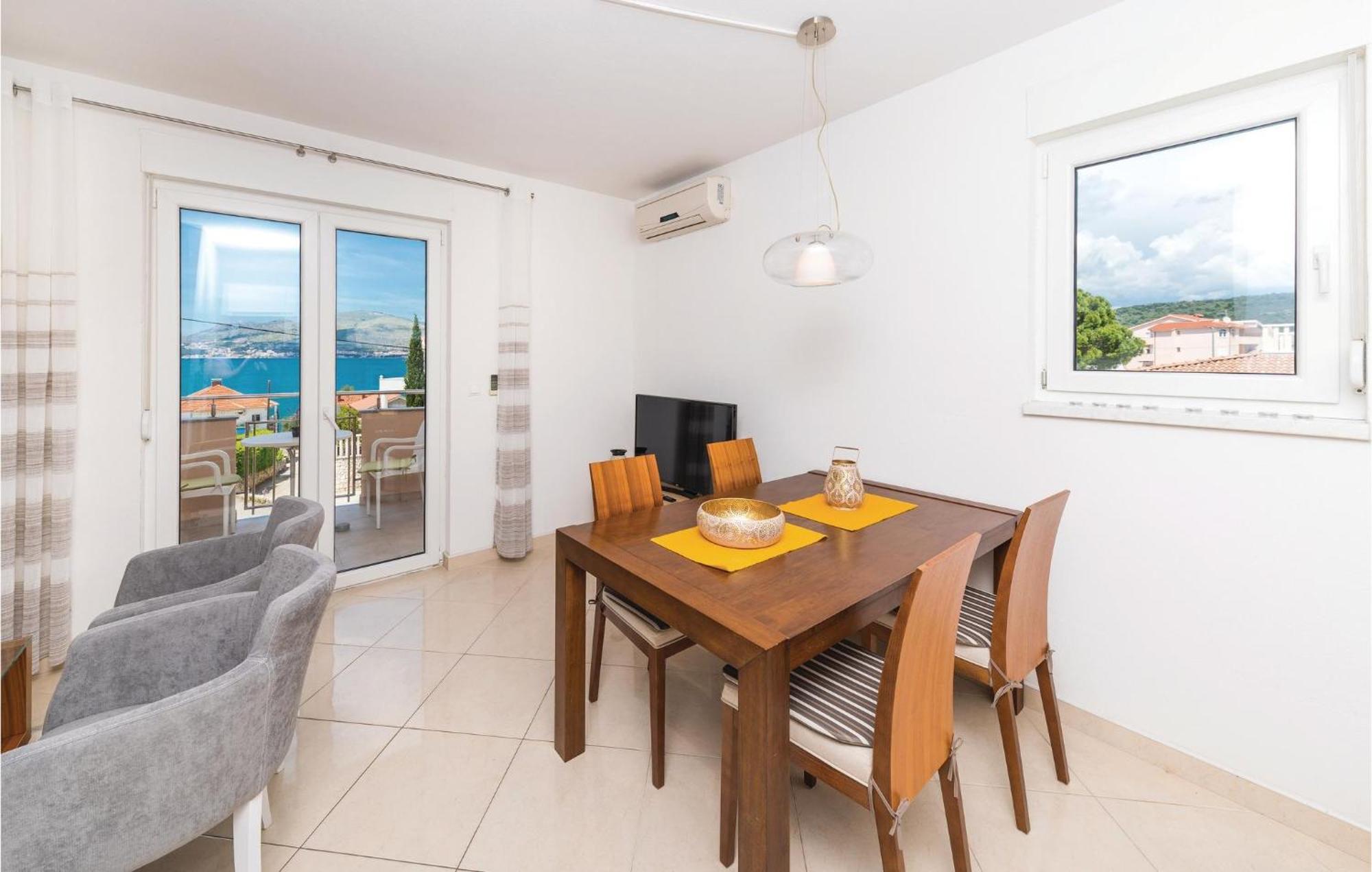 1 Bedroom Stunning Apartment In Okrug Gornji Trogir Eksteriør billede