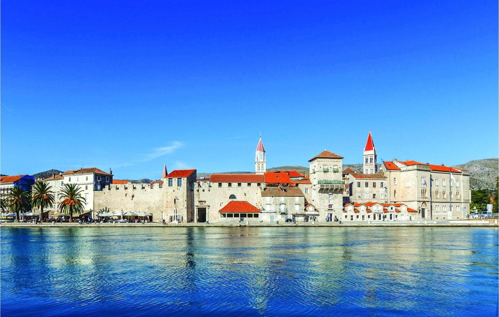 1 Bedroom Stunning Apartment In Okrug Gornji Trogir Eksteriør billede