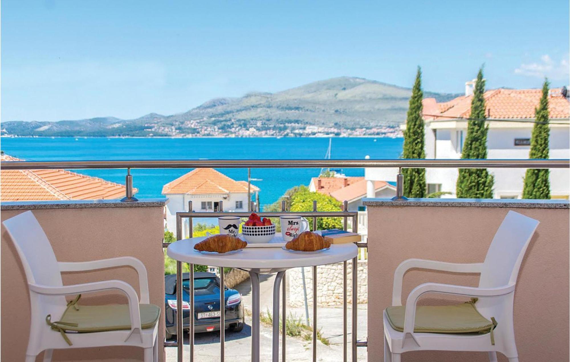 1 Bedroom Stunning Apartment In Okrug Gornji Trogir Eksteriør billede