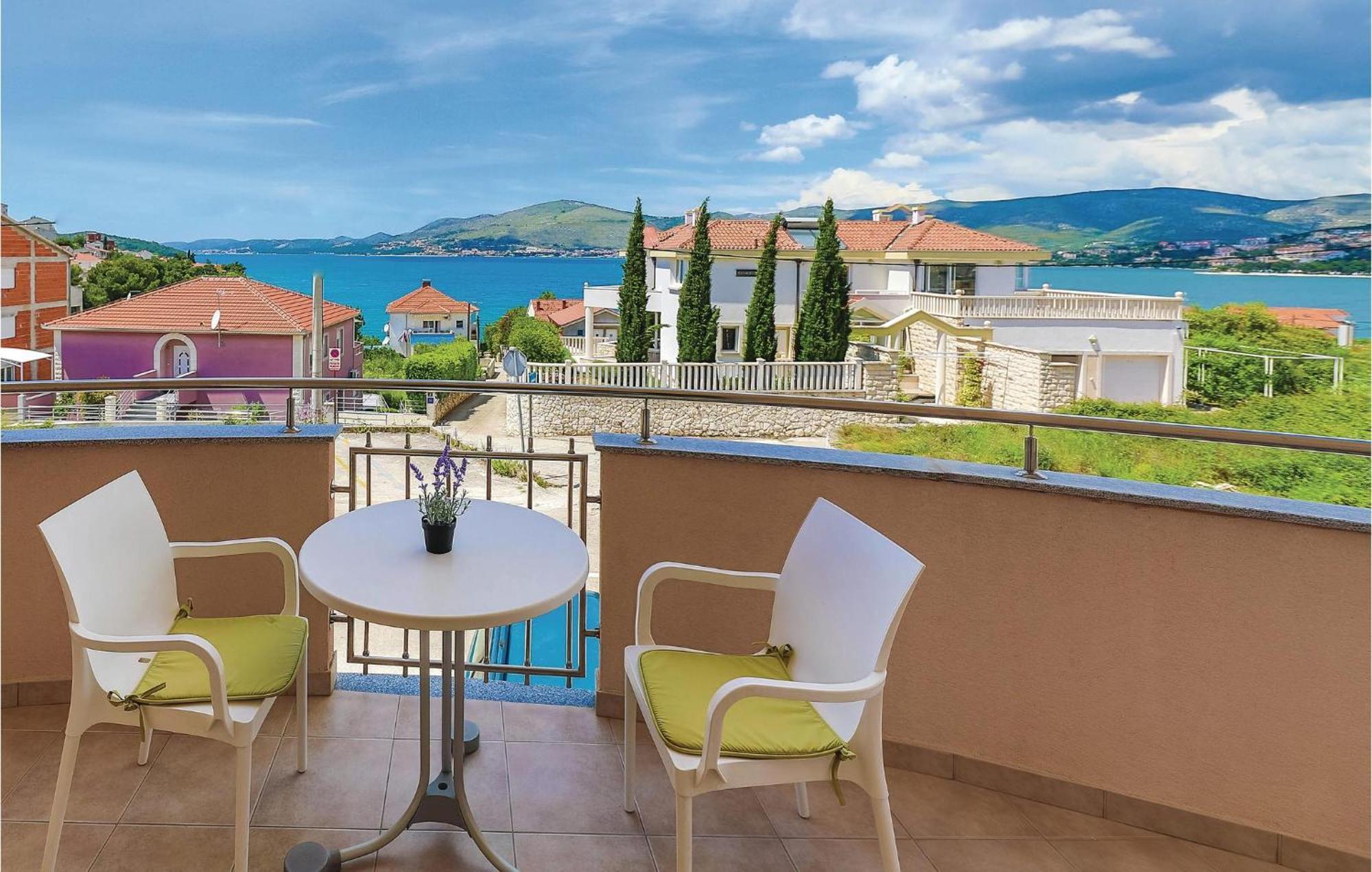 1 Bedroom Stunning Apartment In Okrug Gornji Trogir Eksteriør billede